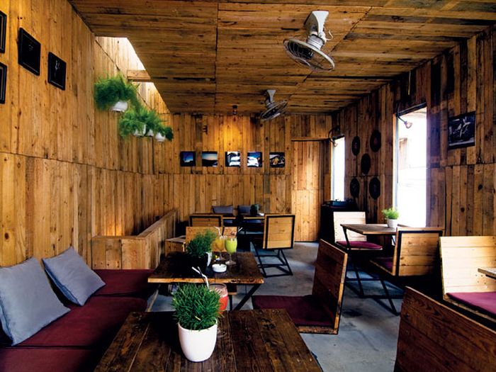 Bàn ghế cafe bằng gỗ 2